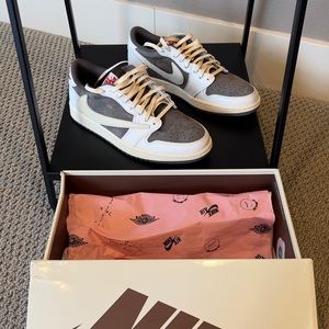 Travis Scott Reverse Mocha, Jordan 1 Retro Low OG SP